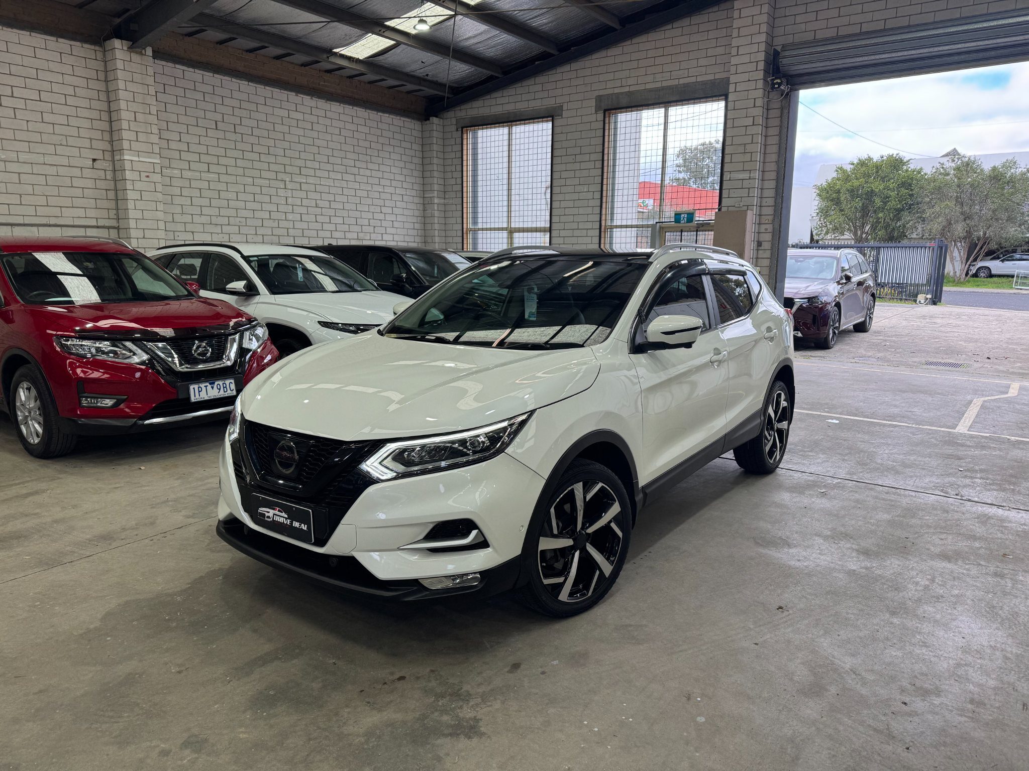 2018 Nissan Qashqai N-TEC Hatchback/Liftback/Notchback Petrol Automatic white for sale at Drive Deals image 1