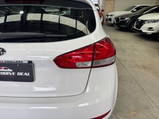 2016 Kia Cerato S Hatchback/Liftback/Notchback Petrol Automatic white for sale at Drive Deals image 6