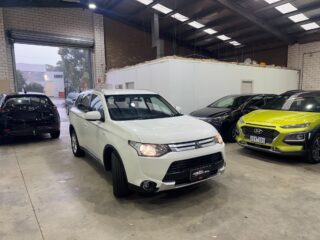 2014 Mitsubishi Outlander ES image 7