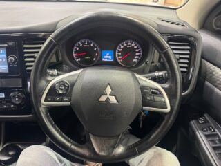 2014 Mitsubishi Outlander ES image 10