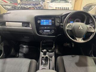2014 Mitsubishi Outlander ES image 17
