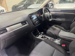 2014 Mitsubishi Outlander ES image 19